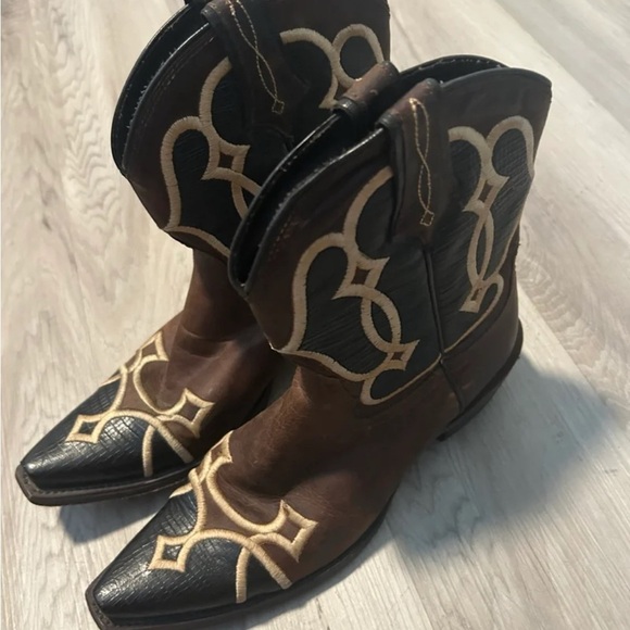 Ariat Brown and Black Heeled Boots with Western Flair - Picture 6 of 7